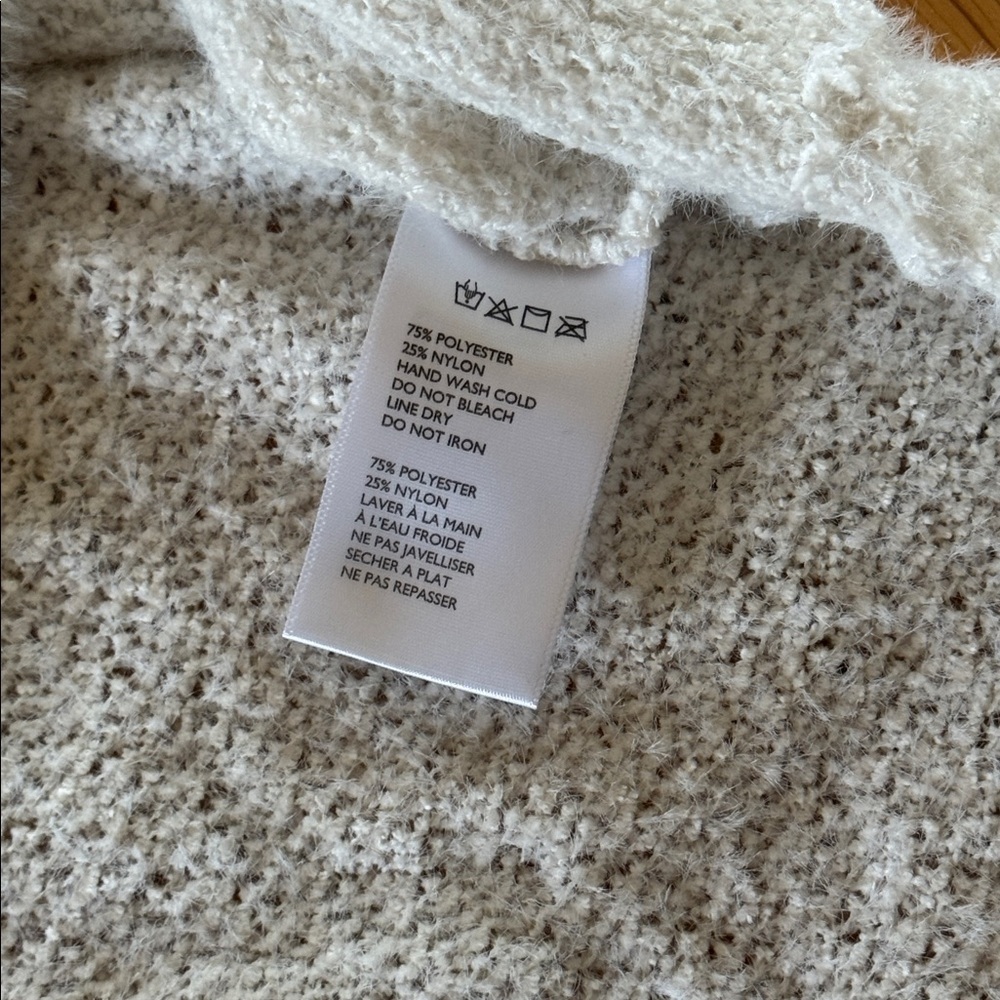 Urban Outfitters | Soft White | V-neck Sweater | size XS - Picture 3 of 4